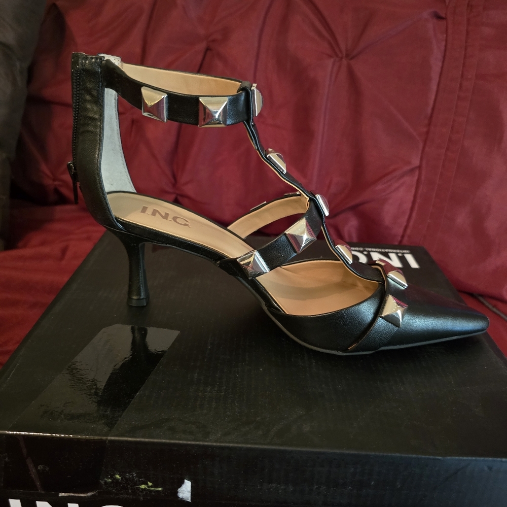 Classy, sexy mid heels with silver studs